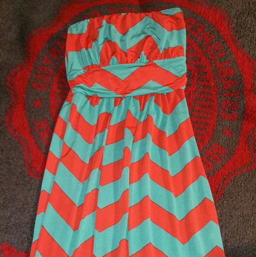 Beautiful dress, unknown brand .